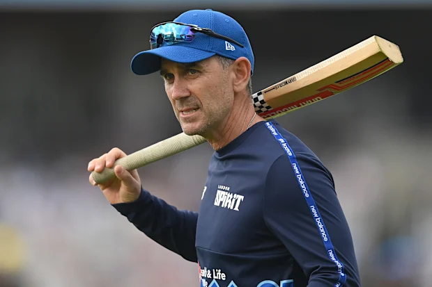 Justin Langer do London Spirit assistiu antes no torneio The Hundred.