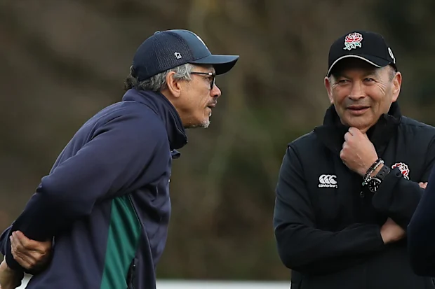 O técnico da Inglaterra, Eddie Jones, conversa com o técnico irlandês de Londres, Les Kiss, em 2019.