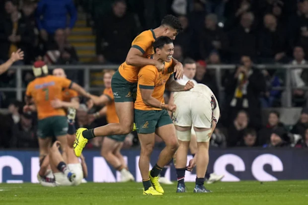 Os australianos Len Ikitau (à direita) e Joseph Suaalii comemoram após o companheiro de equipe Max Jorgensen (não na foto) marcar.