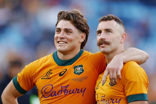 James O'Connor e Nic White dos Wallabies observam.