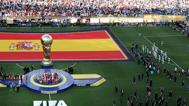 Argentina é fotografada desviando o olhar da entrega do troféu da Espanha