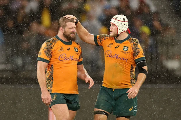 James Slipper dos Wallabies é parabenizado por Fraser McReight ao deixar o campo pela última vez.