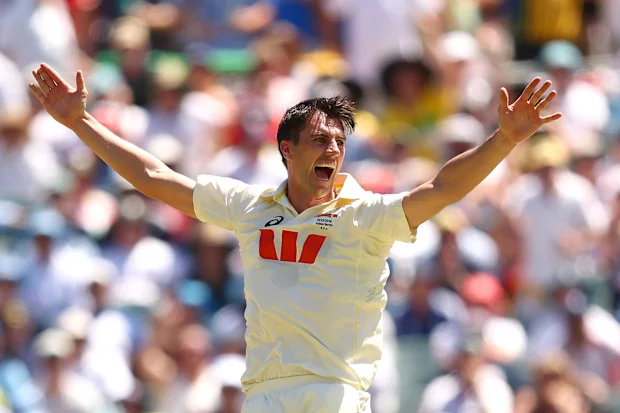 ADELAIDE, AUSTRÁLIA - 18 DE DEZEMBRO: Pat Cummins da Austrália comemora o postigo de Zak Crawley da Inglaterra por 9 corridas durante o segundo dia da Terceira Partida de Teste na Série Ashes 2025-26 entre Austrália e Inglaterra no Adelaide Oval em 18 de dezembro de 2025 em Adelaide, Austrália. (Foto de Robert Cianflone/Getty Images)