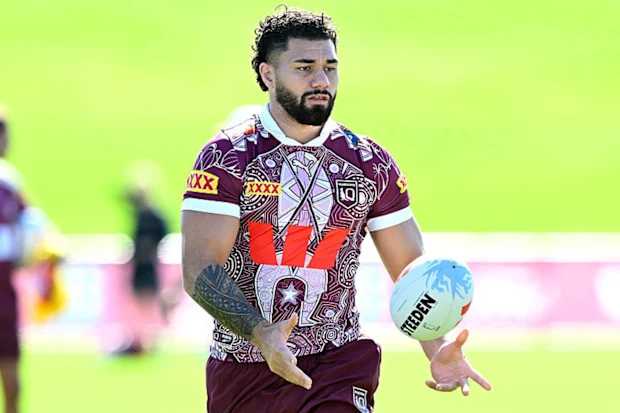 Jojo Fifita passa a bola durante um treinamento do Queensland Maroons.
