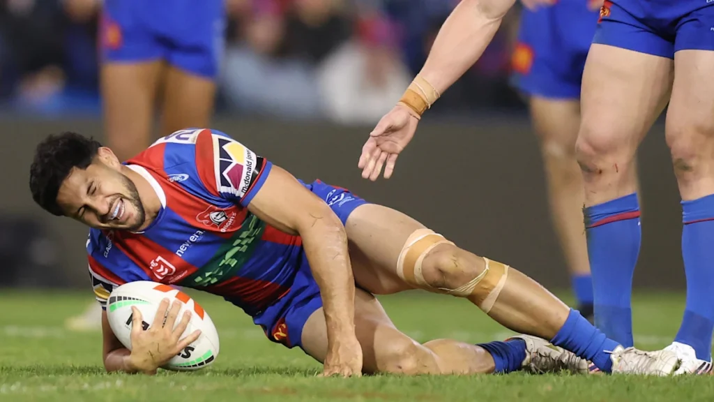 Notícias NRL 2026 | Dylan Lucas sofre uma lesão grave no tornozelo, lesão no ombro de Daniel Tupou, lesão no joelho de Dylan Brown, resultado Newcastle Knights x Sydney Roosters; Vídeo