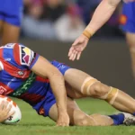Notícias NRL 2026 | Dylan Lucas sofre uma lesão grave no tornozelo, lesão no ombro de Daniel Tupou, lesão no joelho de Dylan Brown, resultado Newcastle Knights x Sydney Roosters; Vídeo