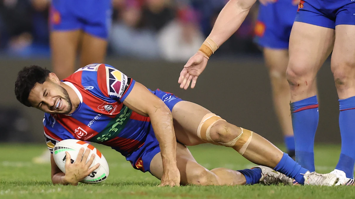 Notícias NRL 2026 | Dylan Lucas sofre uma lesão grave no tornozelo, lesão no ombro de Daniel Tupou, lesão no joelho de Dylan Brown, resultado Newcastle Knights x Sydney Roosters; Vídeo