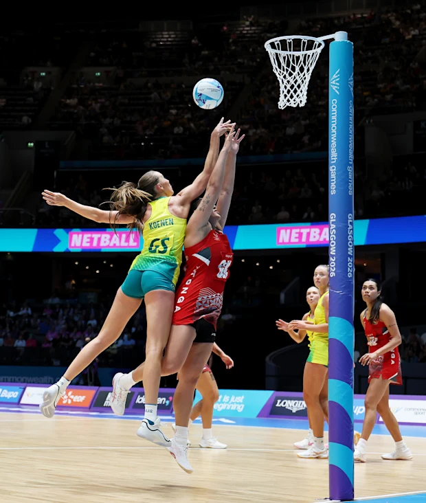 Cara Koenen compete pela bola