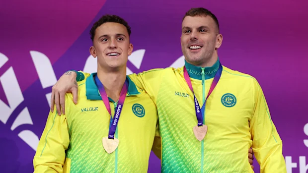Flynn Southam (ouro) e Kyle Chalmers (bronze) durante o hino nacional australiano.
