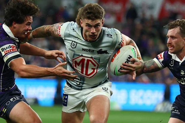 MELBOURNE, AUSTRÁLIA - 25 DE ABRIL: Tallis Duncan dos Rabbitohs faz uma pausa para marcar durante a partida da oitava rodada da NRL entre Melbourne Storm e South Sydney Rabbitohs no AAMI Park, em 25 de abril de 2026, em Melbourne, Austrália. (Foto de Robert Cianflone/Getty Images)