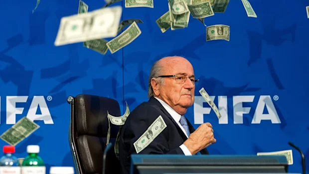 Um comediante atacou o presidente da FIFA, Joseph S. Blatter, com dinheiro durante uma conferência de imprensa na Reunião Extraordinária do Comitê Executivo da FIFA em 2015.