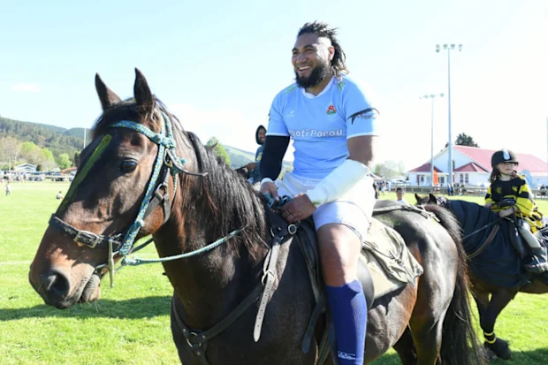 Ma'a Nonu anda a cavalo no Parque Whakarua em Ruatoria.