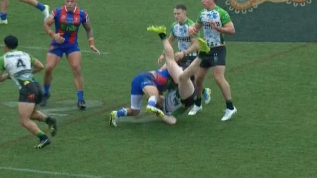 Dane Gagai coloca Corey Horsburgh em uma posição perigosa