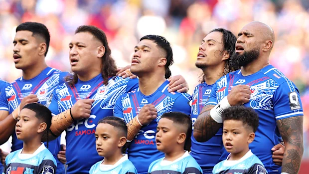 Os jogadores de Samoa cantam o hino nacional antes do Campeonato do Pacífico.