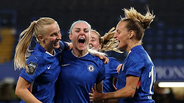 Aggie Beever-Jones, do Chelsea, comemora com as companheiras de equipe Ellie Carpenter e Nathalie Bjoern.