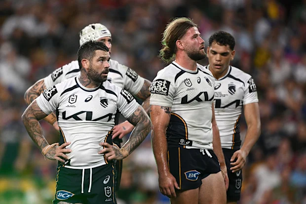 Os jogadores do Broncos, Adam Reynolds e Patrick Carrigan, reagem durante uma derrota para os Warriors.
