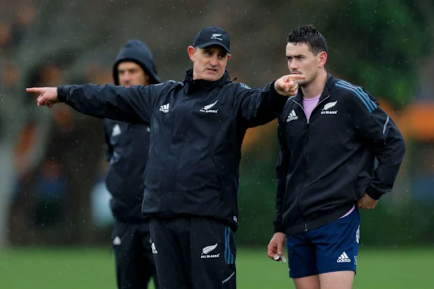 O assistente técnico Scott McLeod conversa com Will Jordan durante uma sessão de treinamento dos All Blacks no Hutt Recreation Ground.