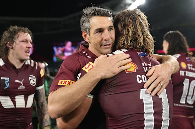 Reuben Cotter é abraçado pelo técnico dos Maroons, Billy Slater.