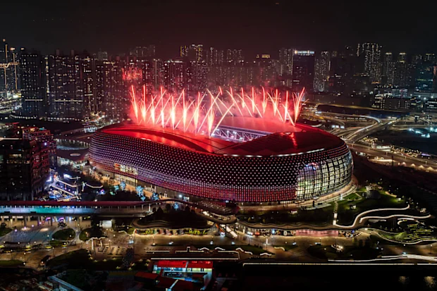 Fogos de artifício são disparados após o Hong Kong Sevens no Kai Tak Stadium.
