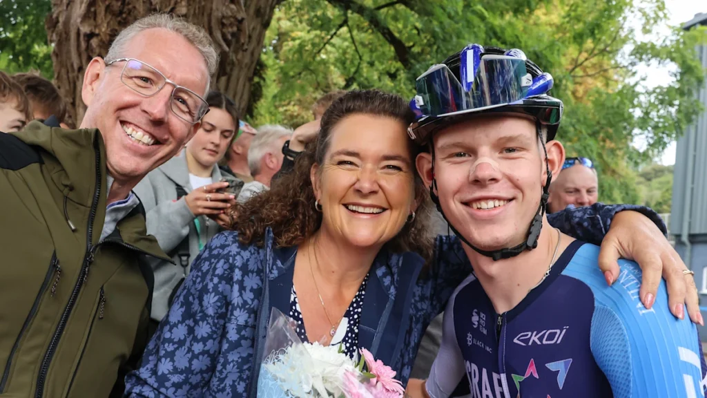 Notícias da morte de Finlay Tarling, homenagens: ciclista britânico morre após ser atropelado, pede mudanças, regulamentos de capacete