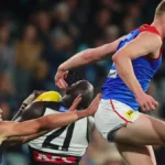 Notícias da AFL 2026: Jacob van Rooyen de Melbourne suspensão de três jogos, chute alto contra Allir Allir de Port Adelaide, reação