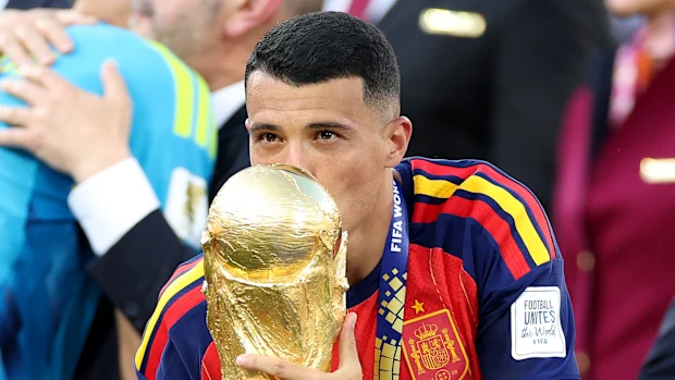 Pedro Porro beija o troféu