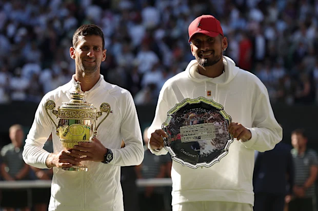 Novak Djokovic e Nick Kyrgios posam com seus troféus após a final de Wimbledon de 2022.