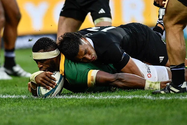 Siya Kolisi, do Springboks, marca um try durante a partida do Campeonato de Rugby.