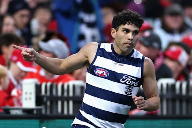 Tyson Stengle dos Cats comemora o chute a gol.