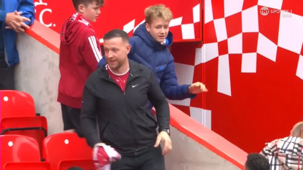 Notícias da Premier League 2026: torcedor do Liverpool leva camisa de Alexander Isak; Vídeo, reação; Atualizações de transferência de Bradley Barcola PSG