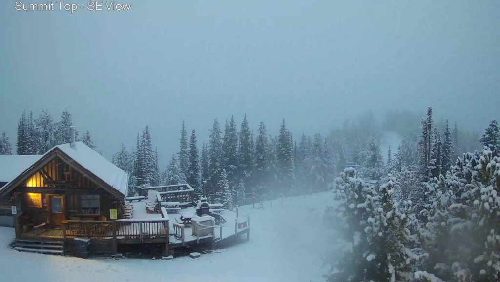 Queda de neve de verão nas encostas canadenses
