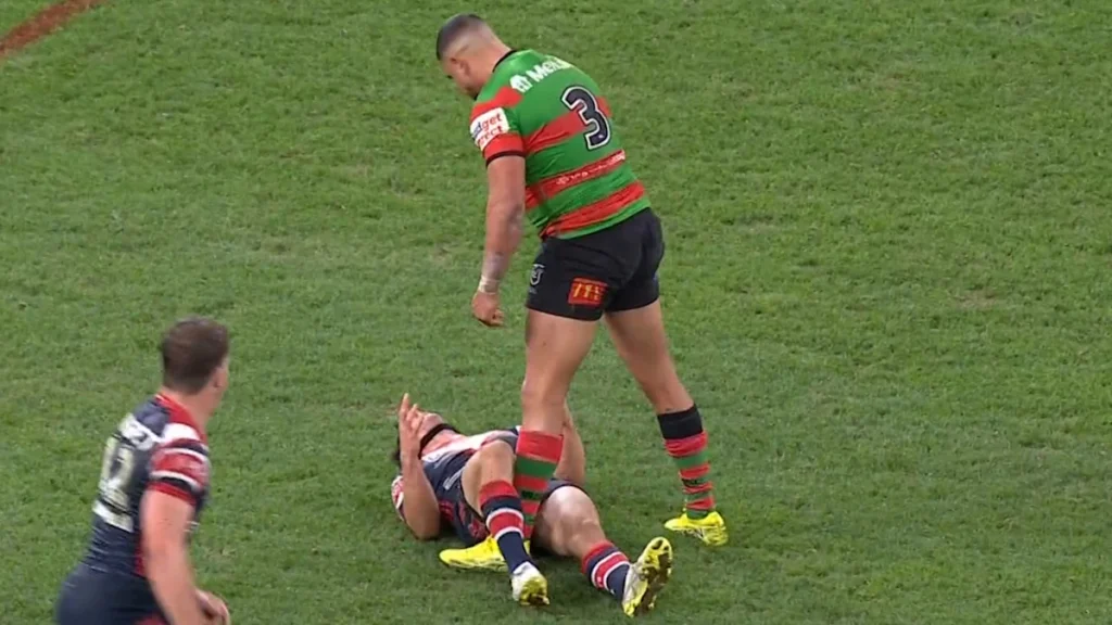Notícias NRL 2026: Latrell Mitchell dá um grande golpe em Toby Rodwell na vitória do South Sydney Rabbitohs sobre o Sydney Roosters | Vídeo
