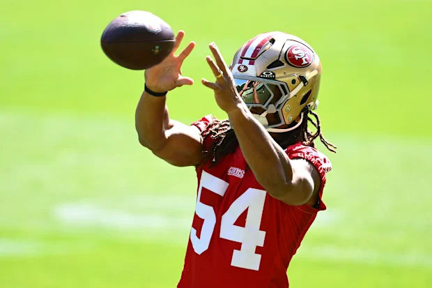Fred Warner nº 54 do San Francisco 49ers pega a bola durante uma sessão de mídia em Melbourne.