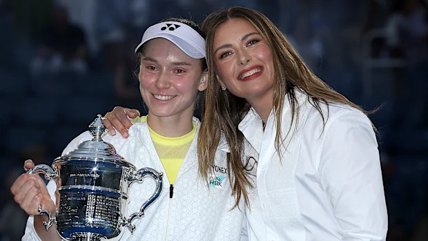 Elena Rybakina posa com Maria Sharapova após vencer o Aberto dos Estados Unidos.