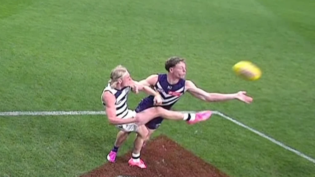 AFL novo 2026: Rory Sloane irrompe sobre Ollie Dempsey sem gol na derrota do Geelong Cats na semifinal para Fremantle Dockers