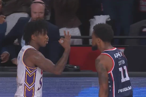 Kendric Davis enfrenta Bryce Cotton após o jogo.