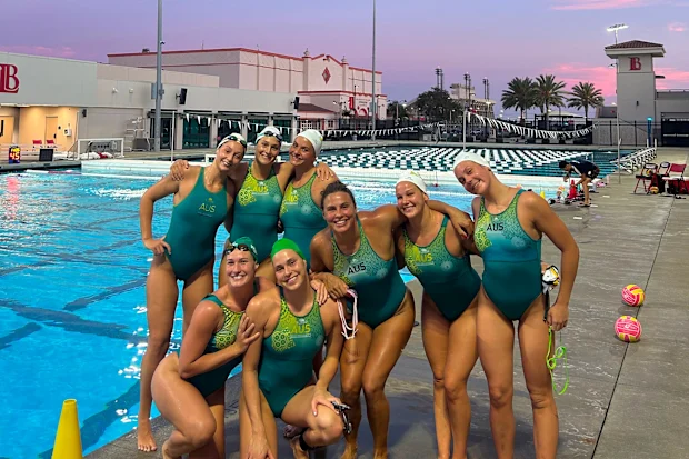 Tilly Kearns com alguns de seus companheiros australianos de pólo aquático.