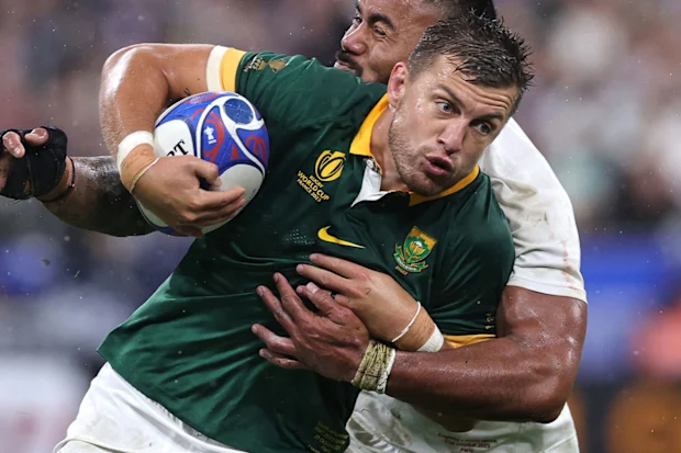 Handre Pollard, da África do Sul, é segurado por Manu Tuilagi durante a semifinal da Copa do Mundo de Rugby França 2023 entre Inglaterra e África do Sul.