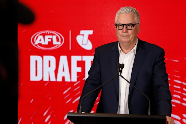 MELBOURNE, AUSTRÁLIA - 20 DE NOVEMBRO: Greg Swann, Gerente Geral Executivo de Desempenho de Futebol da AFL lê escolhas durante o Draft da Telstra AFL de 2025 no Marvel Stadium em 20 de novembro de 2025 em Melbourne, Austrália. (Foto de Michael Willson/AFL Photos via Getty Images)