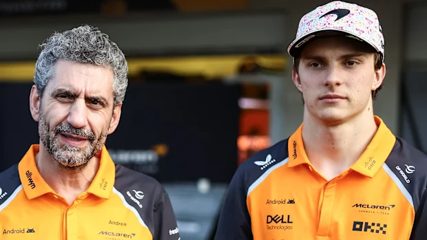 CIDADE DO MÉXICO, MÉXICO - 26 DE OUTUBRO: O vencedor da corrida Lando Norris da Grã-Bretanha e McLaren Andrea Stella, chefe da equipe da McLaren e Oscar Piastri da Austrália e McLaren comemoram durante o Grande Prêmio de F1 do México no Autódromo Hermanos Rodriguez em 26 de outubro de 2025 na Cidade do México, México. (Foto de Andy Hone/LAT Images)