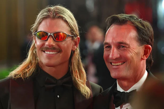 Bailey Smith dos Cats e Andrew Dillon, CEO da AFL são vistos durante a Medalha Brownlow de 2025