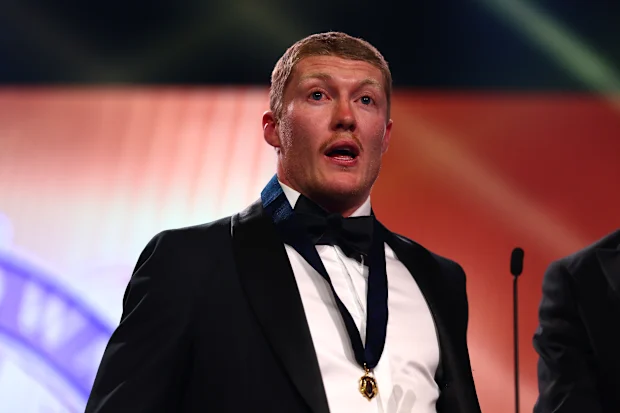 Matt Rowell, do Suns, fala após ganhar a Medalha Brownlow.