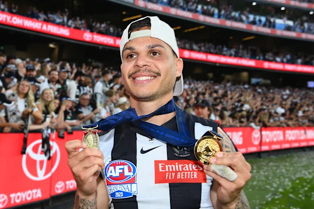 Bobby Hill dos Magpies comemora a conquista da Medalha Norm Smith em 2023.