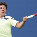 Notícias do tênis do US Open 2026: vídeo ambidestro de Teodor Davidov, destaques; Adolescente americano brinca com as duas mãos