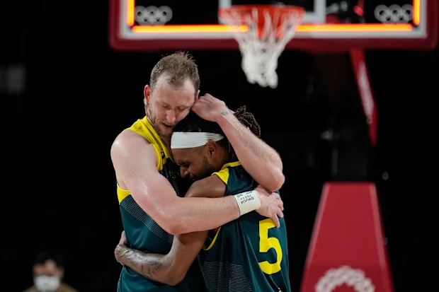 Joe Ingles e Patty Mills após vencerem o jogo pela medalha de bronze no basquete masculino