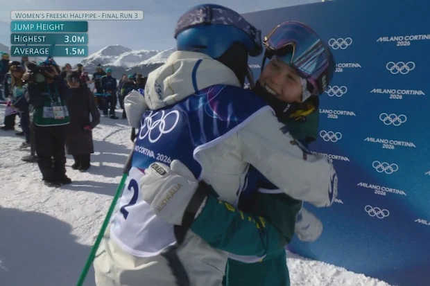 Eileen Gu dá um abraço na australiana Indra Brown após sua última corrida nos Jogos Olímpicos.