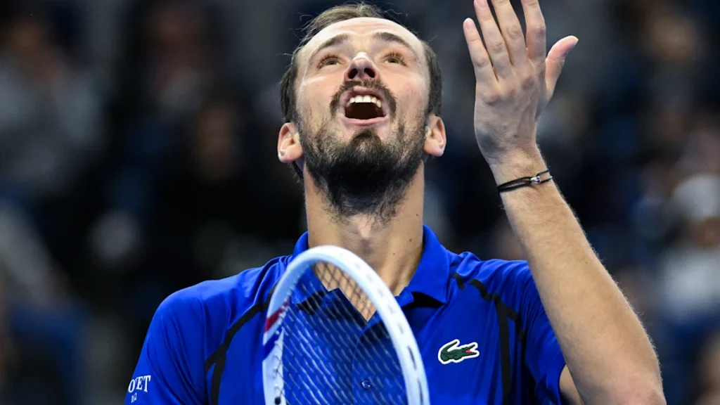 Notícias do tênis 2026, Daniil Medvedev desclassificado do vídeo do Aberto da China, atinge torcedor contra Novak Djokovic para preparar a final de Alex de Minaur