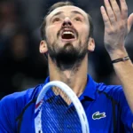 Notícias do tênis 2026, Daniil Medvedev desclassificado do vídeo do Aberto da China, atinge torcedor contra Novak Djokovic para preparar a final de Alex de Minaur