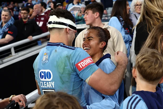 Nathan Cleary comemora com a namorada Mary Fowler.
