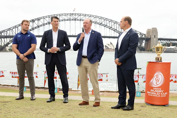 O capitão dos Wallabies, Harry Wilson, a lenda do RWC John Eales, o presidente do World Rugby, Brett Robinson, e o CEO da Rugby Austrália, Phil Waugh, no lançamento do jogo da Copa do Mundo de Rugby de 2027 em Sydney.